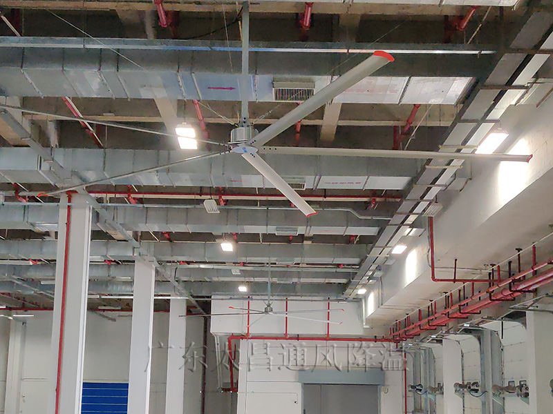 高大空間通風(fēng)降溫一定要用工業(yè)大風(fēng)扇,用了才知道效果這么好！