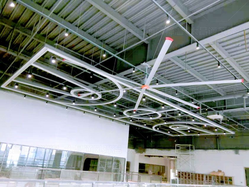 大型廠房通風(fēng)降溫什么設(shè)備好用？工業(yè)大風(fēng)扇如何？