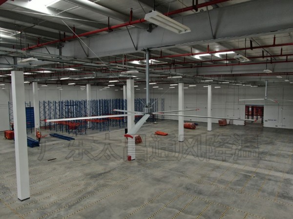 為什么廠房要安裝工業(yè)大風(fēng)扇通風(fēng)降溫呢？